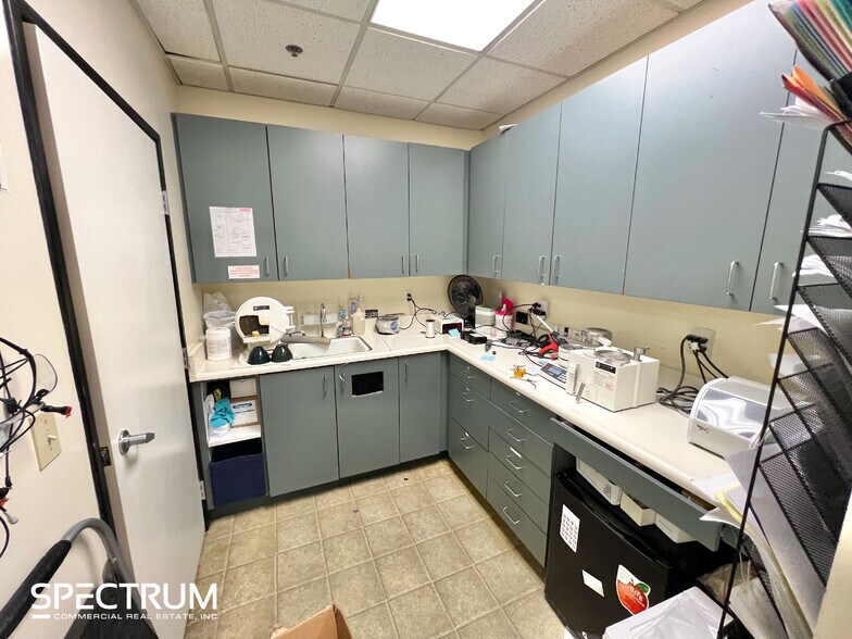 More Photos Of 23206 Lyons Ave, Santa Clarita Medical For Sale