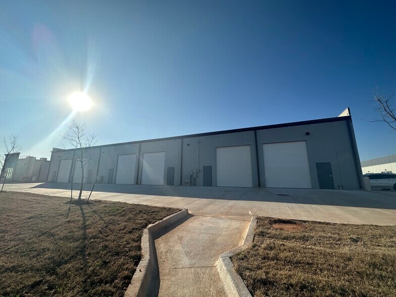 More Photos Of 831 N Cemetery Rd, Yukon Light Manufacturing For Lease