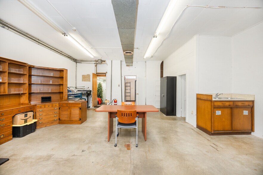 More Photos Of 1118 18th St, Hondo Storefront For Sale