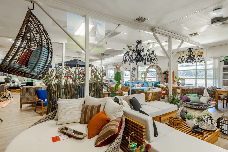 More Photos Of 1950 N Panam Expy, San Antonio Freestanding For Sale