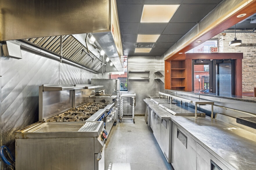 More Photos Of 1023 W Lake St, Chicago General Retail For Lease