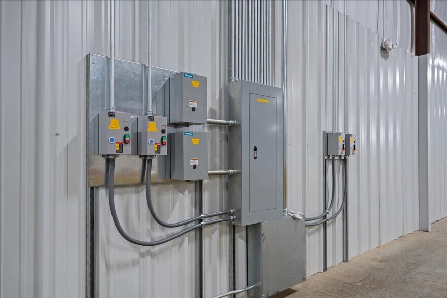 More Photos Of 223 W Pearl St, Lamar Industrial For Lease