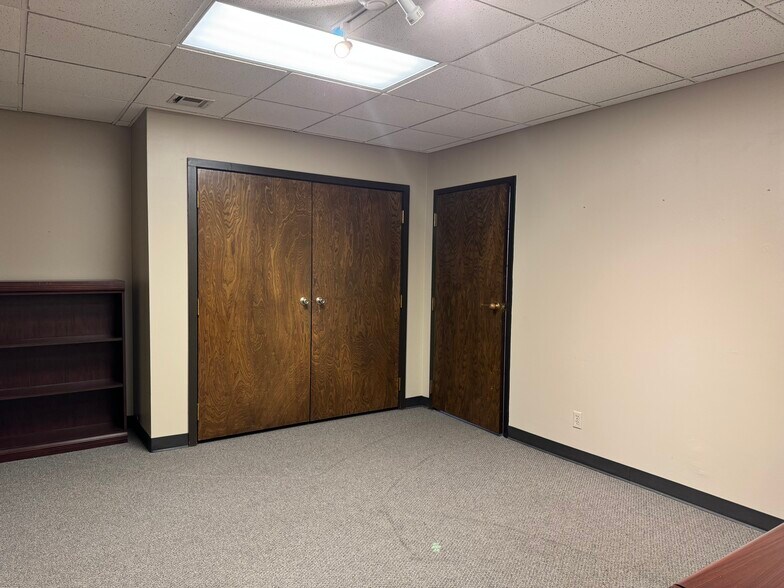 More Photos Of 1703 E Skelly Dr, Tulsa Office For Lease