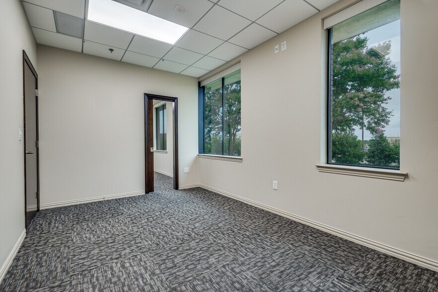 More Photos Of 6200 Stone Hill Farms Pky, Flower Mound Loft Creative Space For Sale