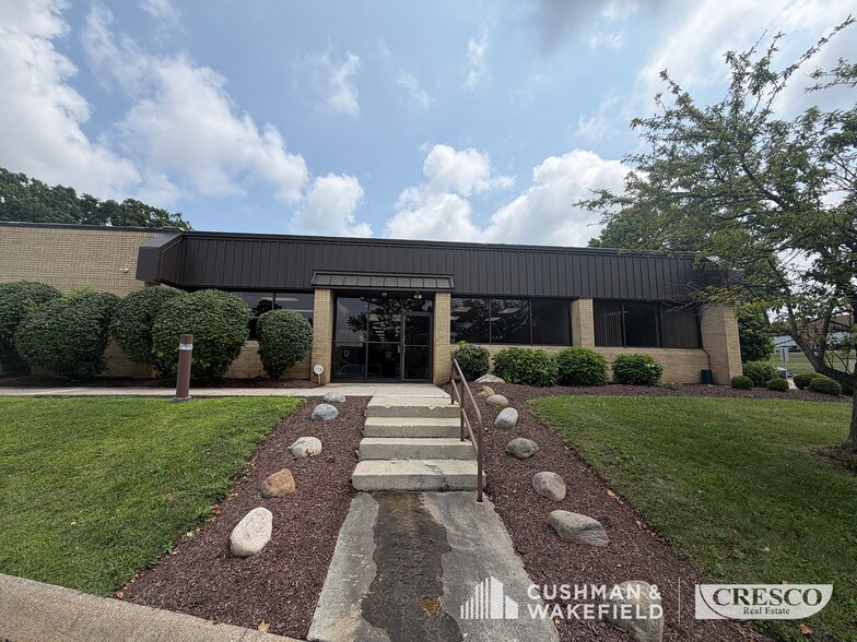 More Photos Of 16500 W Sprague Rd, Middleburg Heights Office For Sale