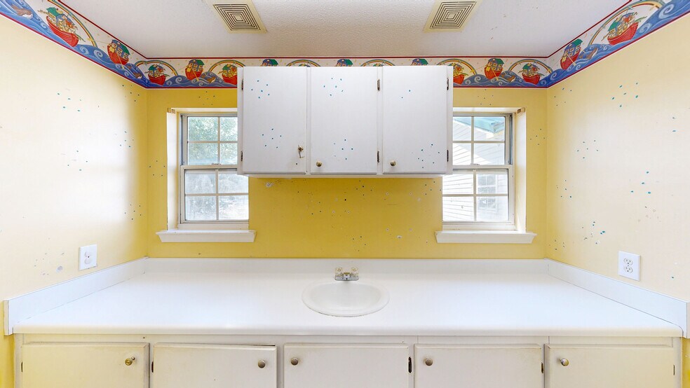 More Photos Of 104 N Herring St, Dothan Office For Sale