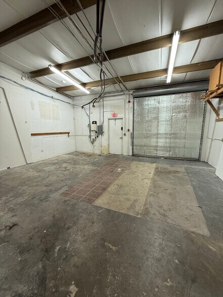 More Photos Of 1748 Independence Blvd, Sarasota Light Manufacturing For Lease