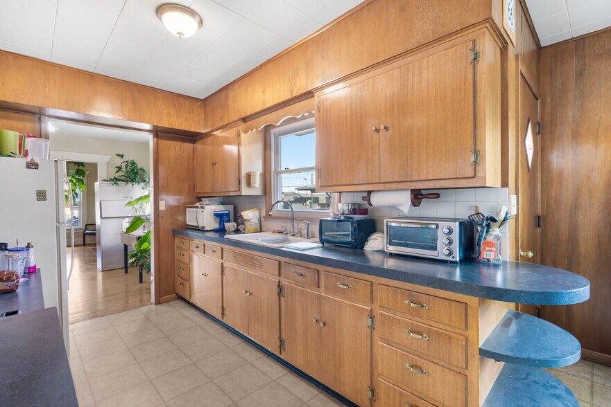 More Photos Of 1658 Saint Louis St, Springfield Office For Lease