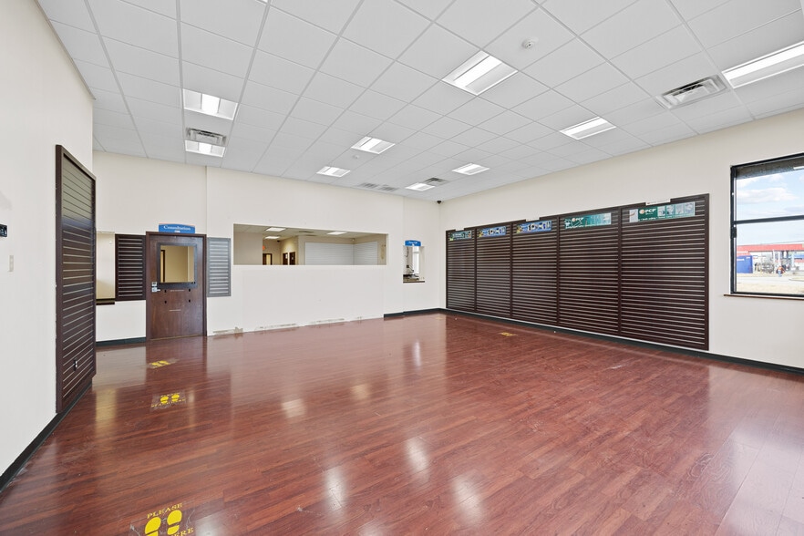 More Photos Of 1495 E 10th St, Jeffersonville Drugstore For Lease