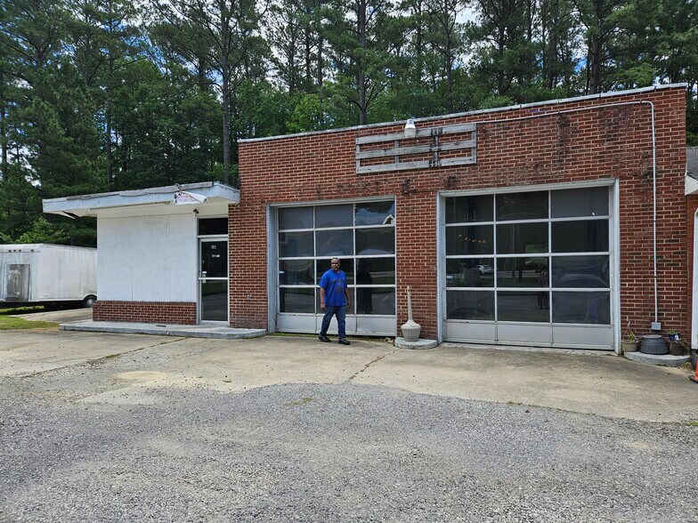 Primary Photo Of 702 US Highway 158 W, Gates Auto Repair For Sale