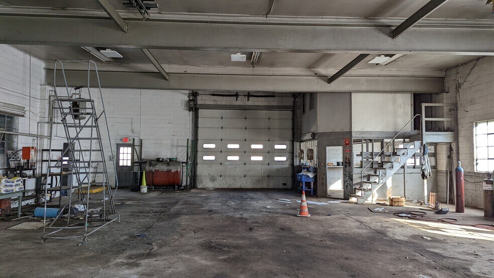 More Photos Of 717 Longfellow St, Woodbine Warehouse For Lease