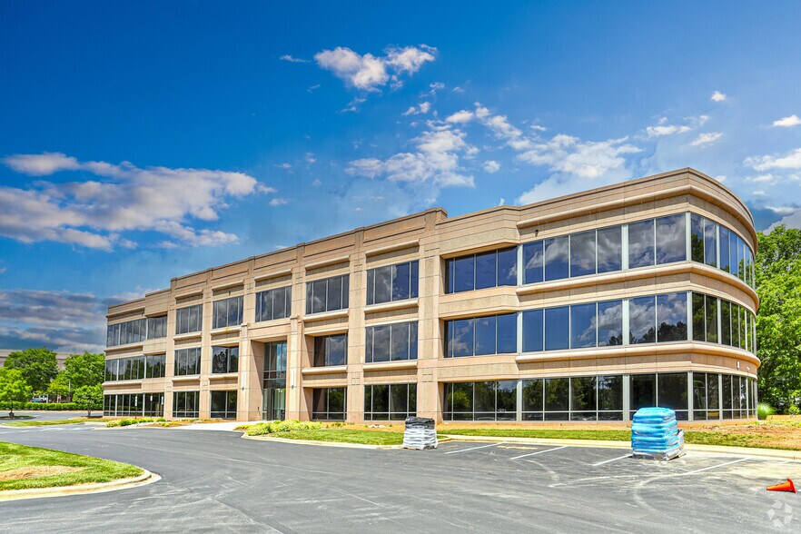 More Photos Of 2725 Water Ridge Pky, Charlotte Office For Lease