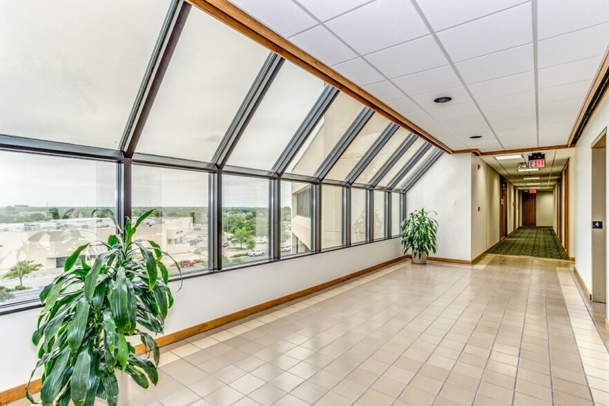 More Photos Of 2024 N Woodlawn St, Wichita Office For Lease