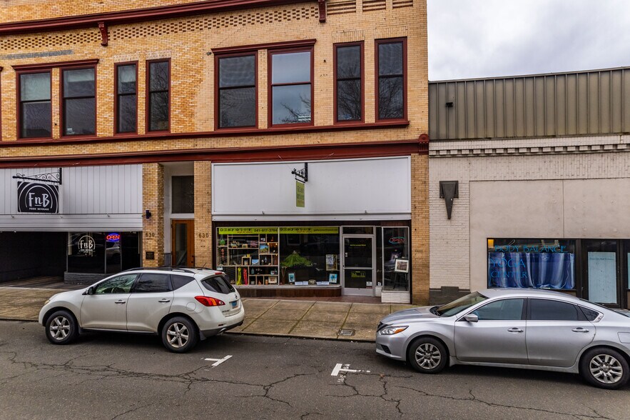 More Photos Of 622-630 SE Jackson St, Roseburg Storefront For Sale
