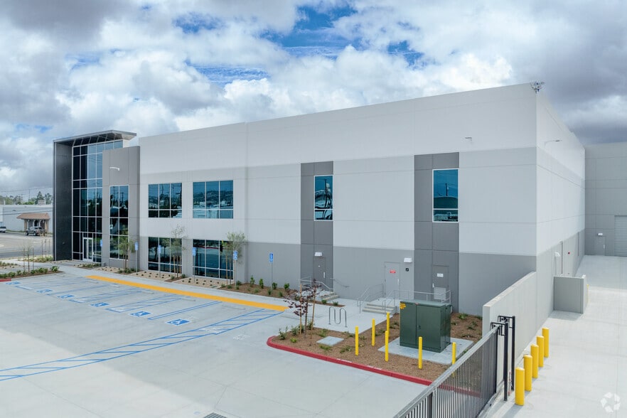 More Photos Of 3071 E Coronado St, Anaheim Warehouse For Lease