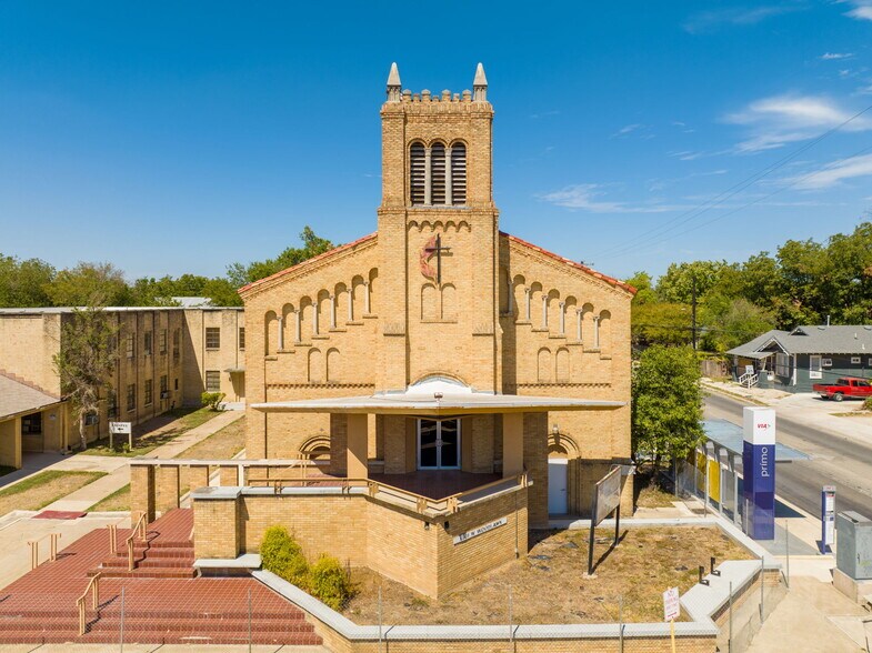 More Photos Of 1701 W Woodlawn Ave, San Antonio Religious Facility For Sale