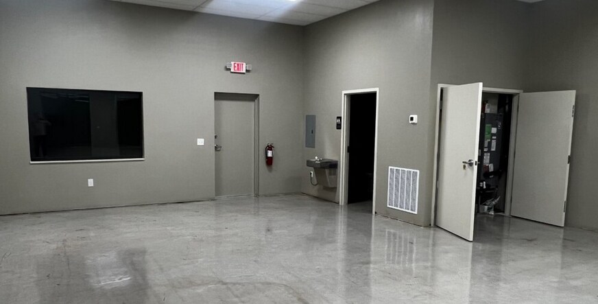 More Photos Of 745 Tillman Pl, Plant City Showroom For Lease