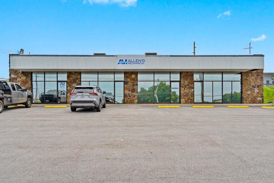 More Photos Of 2752 E Kearney St, Springfield Freestanding For Sale