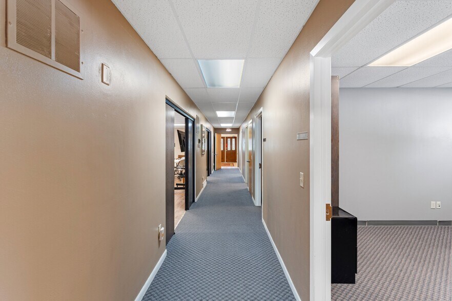 More Photos Of 712 S Pearl St, New London Office For Sale