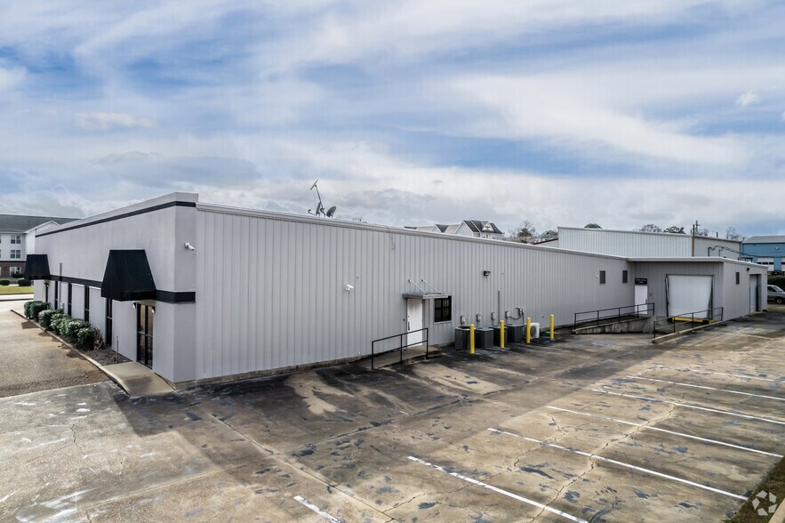 More Photos Of 860 Centre St, Ridgeland Flex For Lease