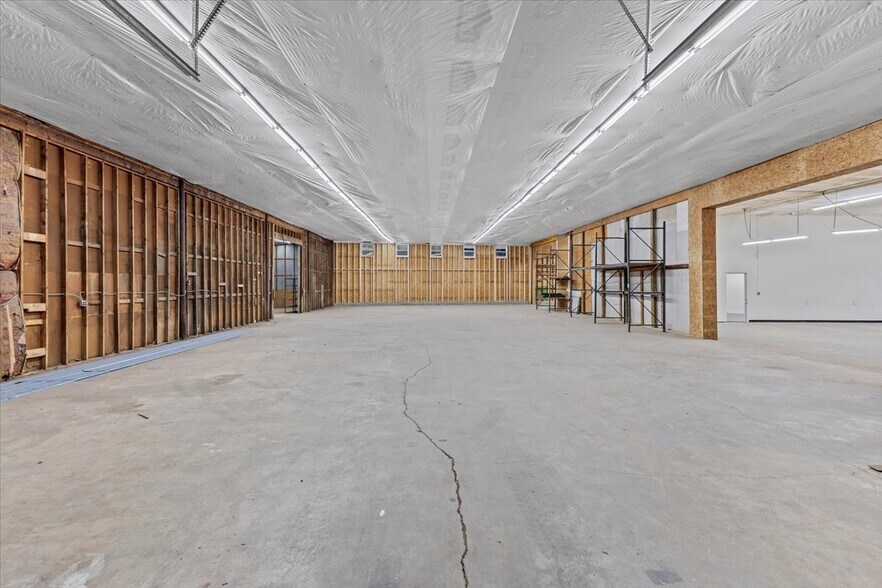 More Photos Of 3509 W Market St, Johnson City Warehouse For Lease
