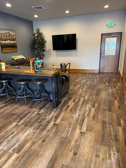 More Photos Of 3210 N Zuehlke Dr, Appleton Warehouse For Lease