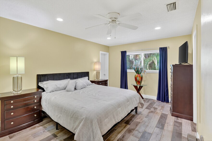 More Photos Of 1884 Southpointe Dr, Sarasota Apartments For Sale