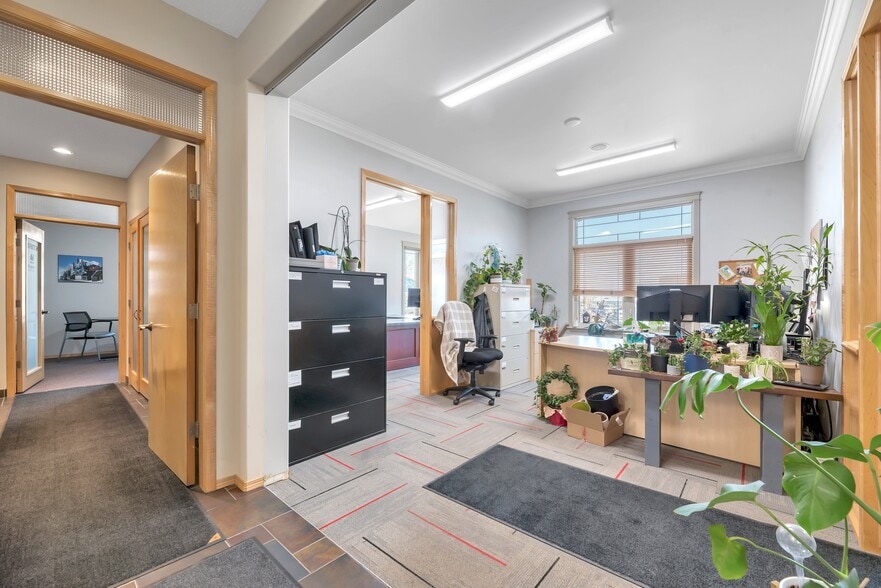 More Photos Of 118 Canal Gdns, Strathmore Light Distribution For Sale