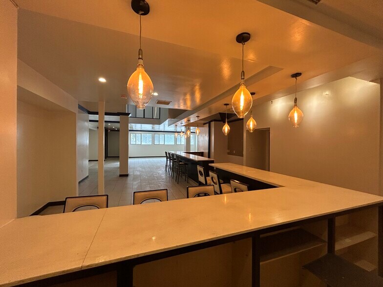More Photos Of 1032 S Western Ave, Los Angeles Bar For Lease