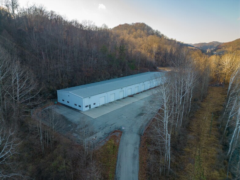 More Photos Of 376 Hope Station Rd, Weston Warehouse For Lease