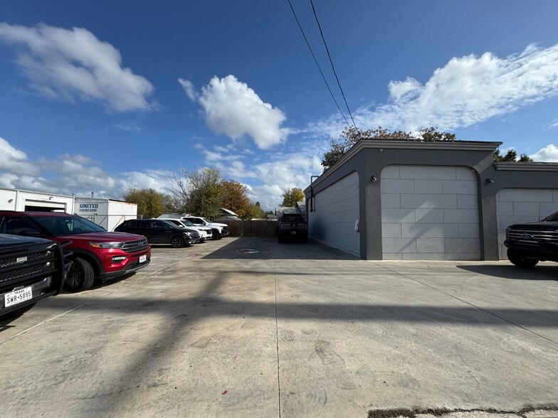 More Photos Of 3012 Pleasanton Rd, San Antonio Storefront For Sale