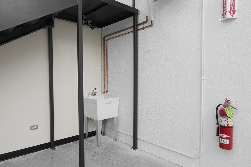 More Photos Of 2300 Wisconsin Ave, Downers Grove Warehouse For Lease