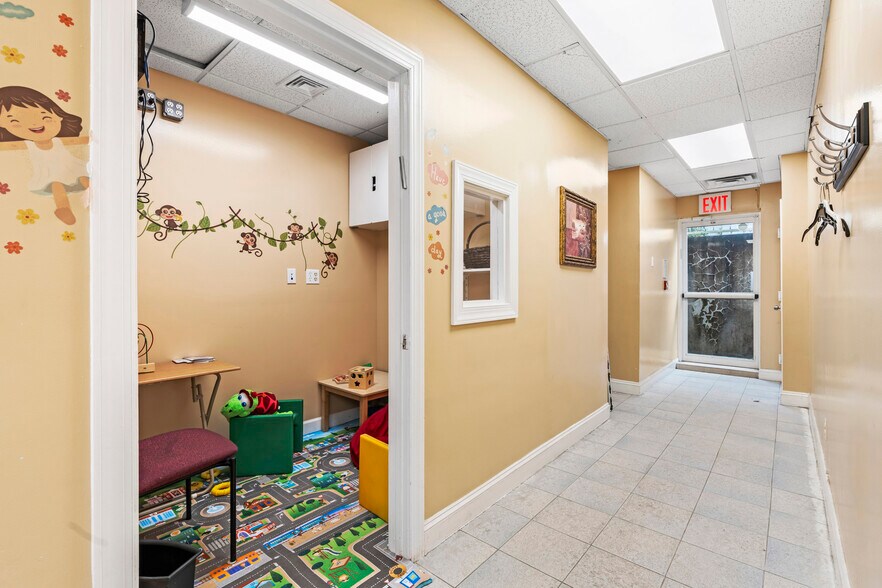 More Photos Of 2707 Hylan Blvd, Staten Island Office For Lease