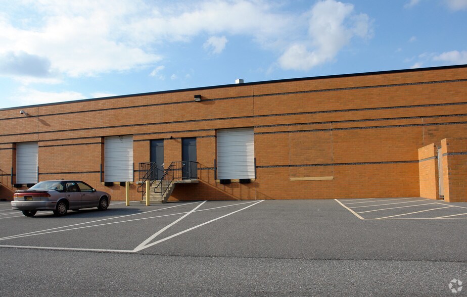 More Photos Of 4260-4296 Forbes Blvd, Lanham Light Distribution For Lease