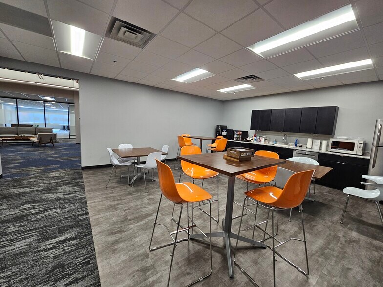 More Photos Of 222 3rd Ave SE, Cedar Rapids Office For Lease