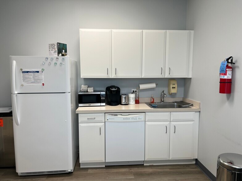 More Photos Of 2172 Blackberry Dr, Geneva Medical For Lease