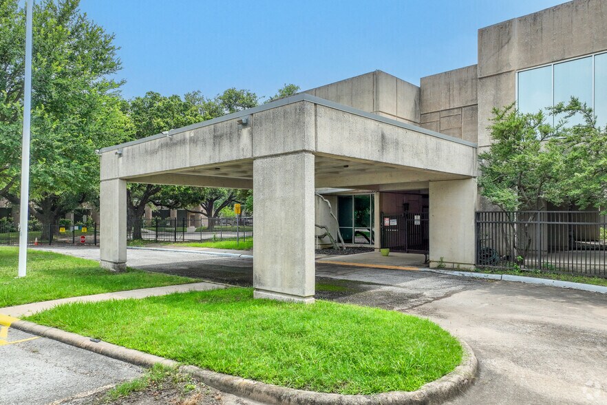More Photos Of 3940-4306 Capitol Ave, Dallas Light Manufacturing For Sale