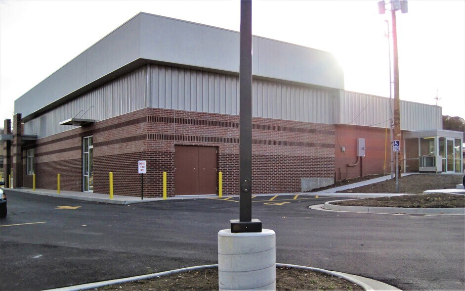 More Photos Of 1804 W 6th St, Lawrence Freestanding For Sale