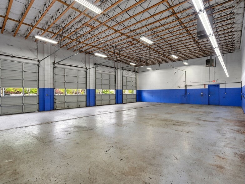 More Photos Of 6691 SE Tualatin Valley Hwy, Hillsboro Auto Repair For Lease