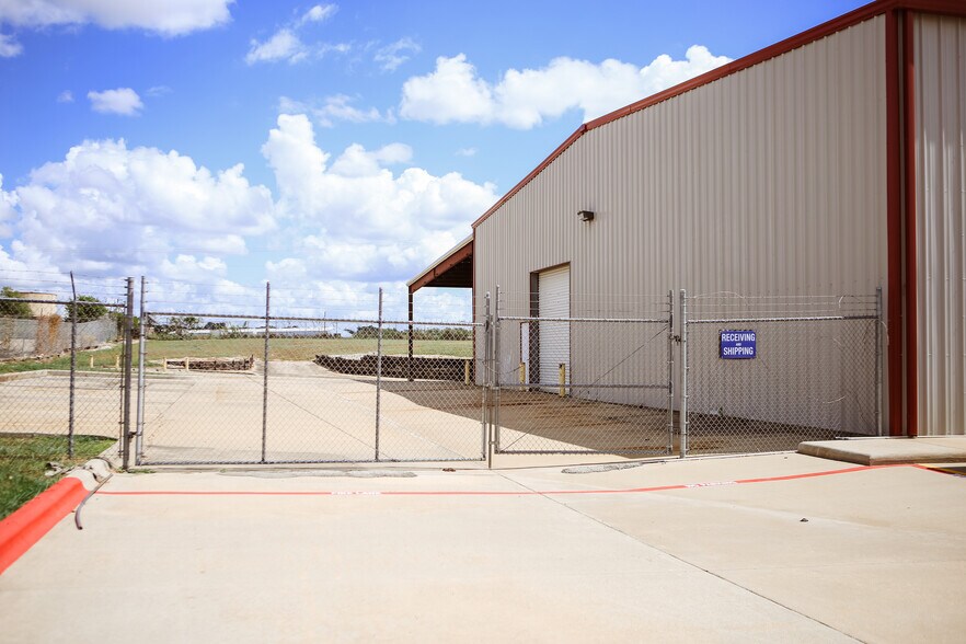 More Photos Of 2103 Longwood Dr, Brenham Warehouse For Lease