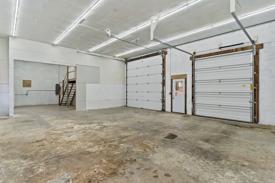 More Photos Of 717 Dickeys Dr, Chambersburg Warehouse For Lease