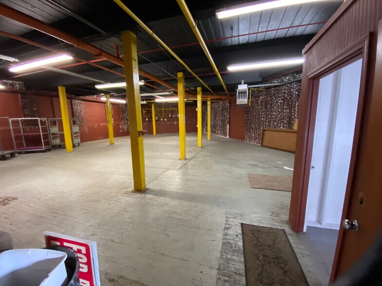 More Photos Of 25 Esten Ave, Pawtucket Showroom For Lease