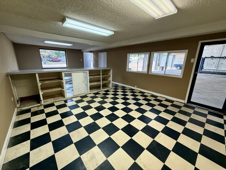 More Photos Of 1622 W Front St, Tyler Industrial For Sale