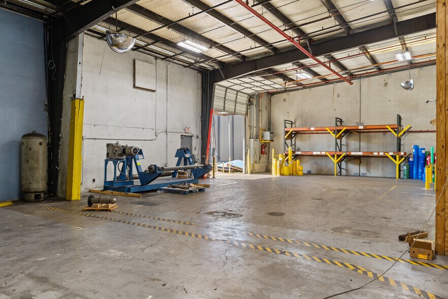 More Photos Of 1120 Commercial Blvd N, Arlington Warehouse For Lease
