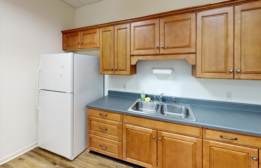 More Photos Of 192 Summerfield Ct, Troutville Office For Sale