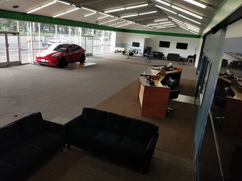 More Photos Of 4616 SE 82nd Ave, Portland Auto Dealership For Lease