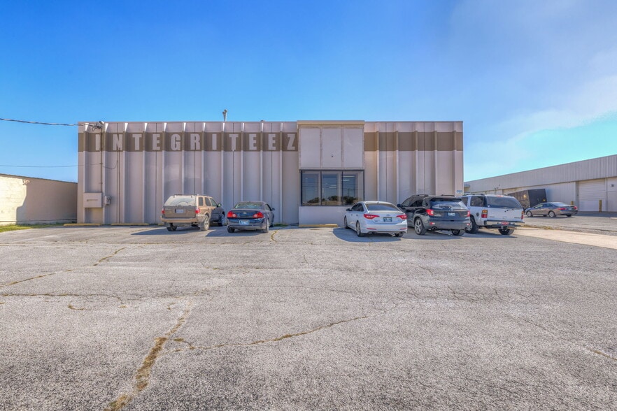 More Photos Of 6580 E Skelly Dr, Tulsa Manufacturing For Sale