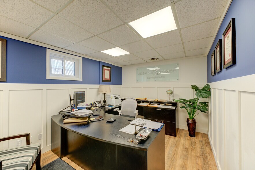 More Photos Of 127 Charing Cross St, Brantford Office For Sale