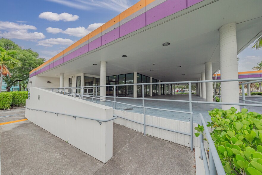 More Photos Of 1300 S Federal Hwy, Fort Lauderdale Auto Dealership For Sale