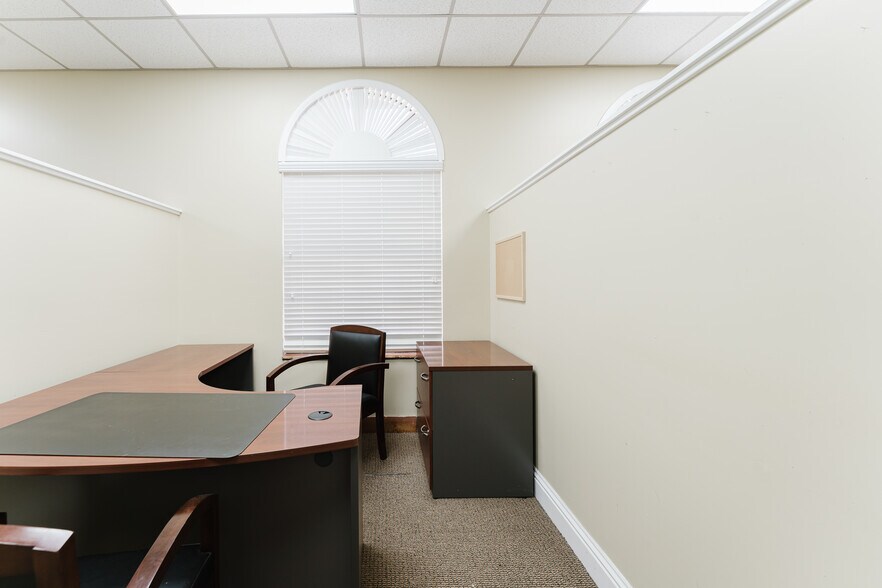 More Photos Of 2120 N Dixie Hwy, Boca Raton Unknown For Lease